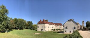 Le château et la cour depuis le pigeonnier