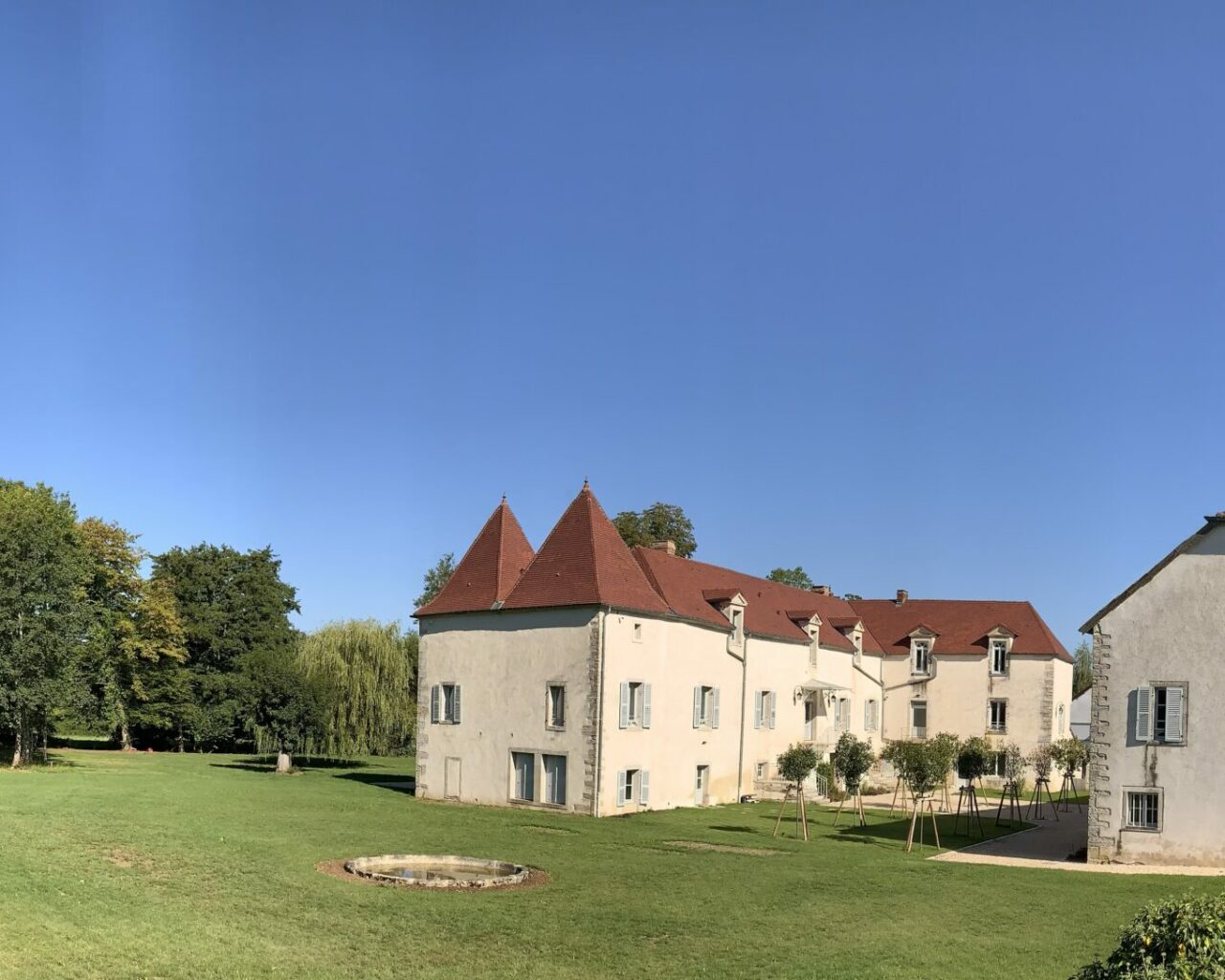 Le château et la cour depuis le pigeonnier