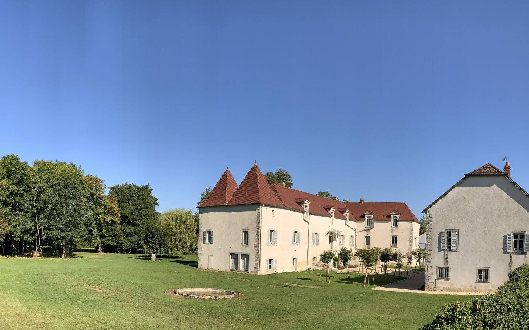 Le château et la cour depuis le pigeonnier