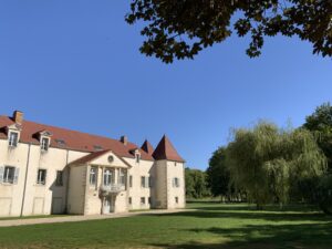 Le château et la terrasse depuis le parc