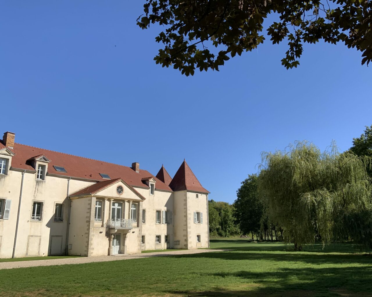 Le château et la terrasse depuis le parc