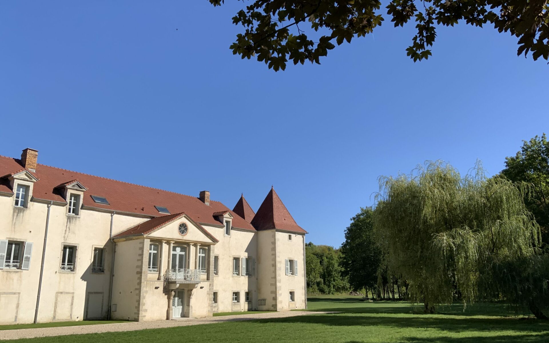 Le château et la terrasse depuis le parc