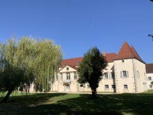 Le château et la terrasse depuis le parc