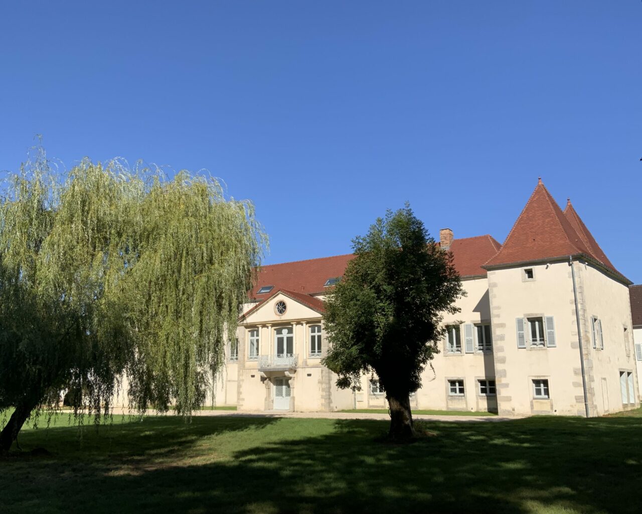 Le château et la terrasse depuis le parc