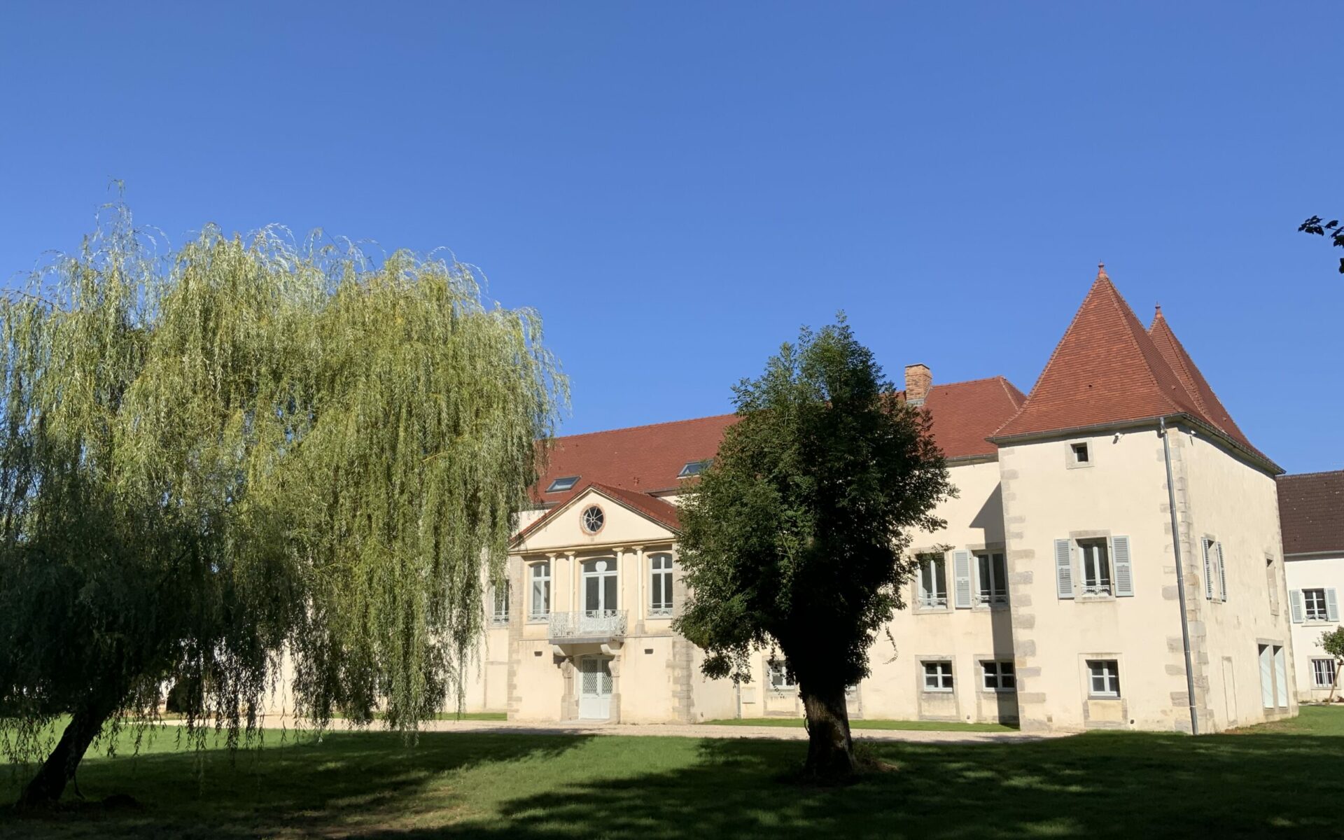 Le château et la terrasse depuis le parc