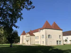 Le château et la terrasse depuis le bois
