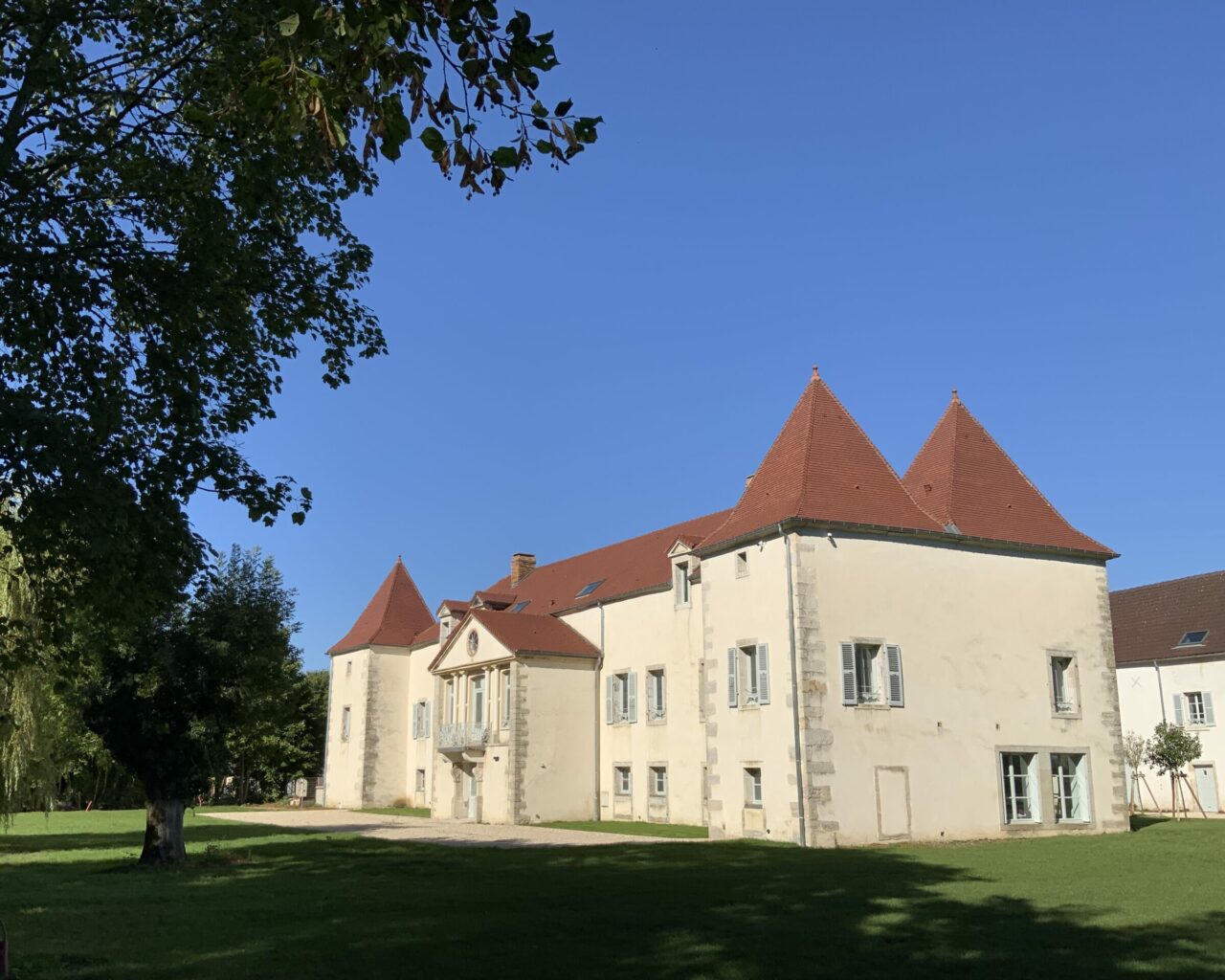 Le château et la terrasse depuis le bois