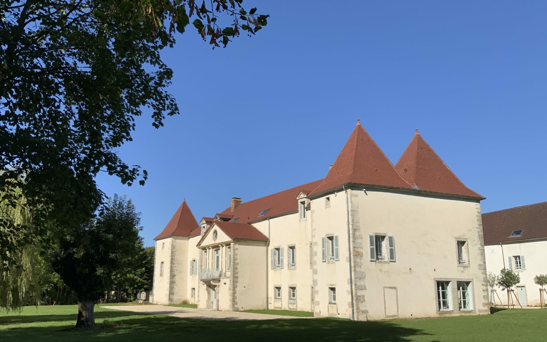 Le château et la terrasse depuis le bois