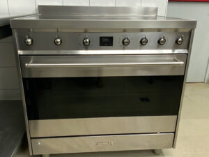 Four professionnel avec 5 plaques induction