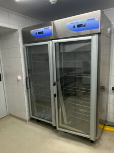 Deux réfrigérateurs dans la cuisine