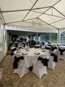 La terrasse aménagée avec la piste de danse, les tables et mange debouts