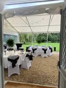 La terrasse aménagée pour le mariage