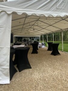 La terrasse aménagée avec une tente et des mange debouts