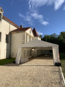 La terrasse équipée d’une tente 6x12