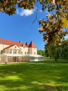 La terrasse vu depuis le parc avec un tente de 6x12m