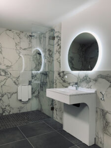 Salle de bain du logement PMR