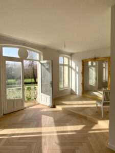 Chambre nuptiale - vue par la fenêtre