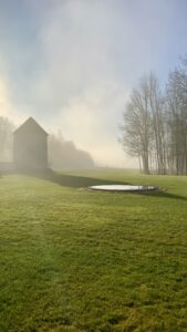 Le pigeonnier dans la brume matinale depuis la cour d’honneur