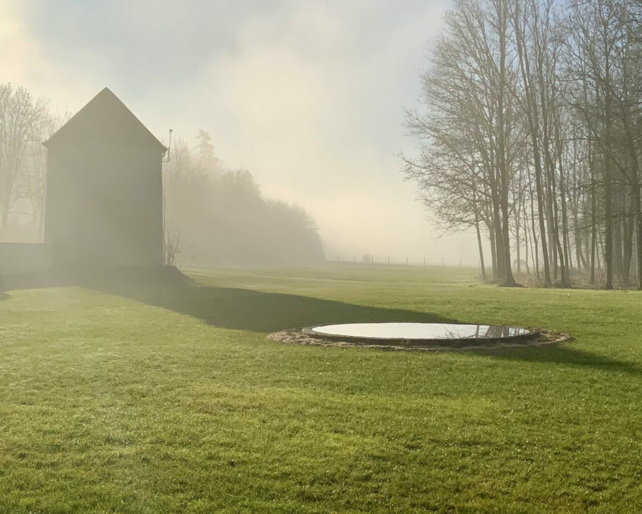 Le pigeonnier dans la brume matinale depuis la cour d’honneur