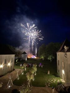 La cour d’honneur la nuit avec le feu d’artifice