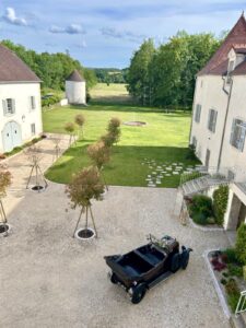 Voiture de collection dans la cour d’honneur