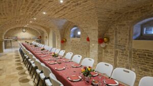 Disposition de la salle pour une soirée d’anniversaire