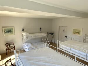 Dortoir pierre vue avec salle de bain privative
