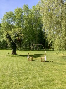 Arche en métal cuivré dans le parc