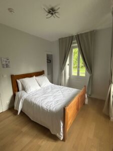 Chambre avec salle de bain et WC sur.parc