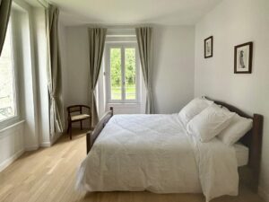 Chambre avec salle de bain et WC sur cour