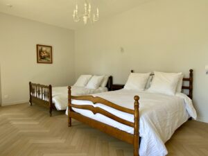 Chambre double en enfilade avec salle de bain et WC sur parc