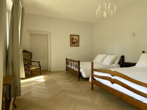 Chambre double en enfilade avec salle de bain et WC sur parc