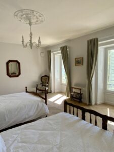 Chambre double en enfilade avec salle de bain et WC sur parc