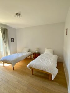 Chambre simple en enfilade avec salle de bain et WC sur parc