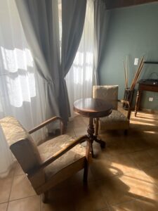 Fauteuils détente dans la salle de billard