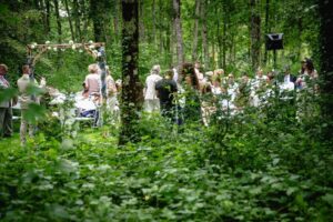 Cérémonie civile dans la forêt - Arche de Fiesta Avenue
