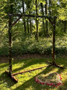 Arche en bois du domaine dans la forêt
